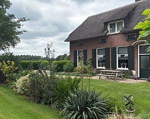 Huisje in Laren, vakantiehuis in Gelderland met prachtig groene tuin en traditionele architectuur.
