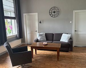 Comfortabele woonkamer in Huisje in Laren, Achterhoek met moderne inrichting en gezellige zithoek.