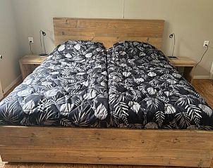 Ruime slaapkamer in Huisje in Laren, Achterhoek met comfortabel tweepersoonsbed en houten interieur.