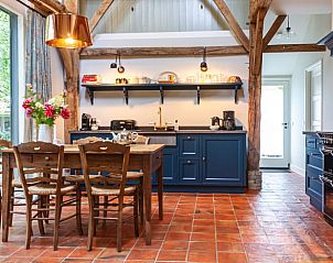 Gezellige keuken in Huisje in Laren (GLD), vakantiehuis in de Achterhoek, Gelderland met rustieke charme.