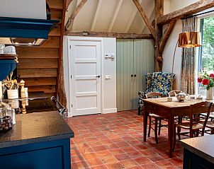 Eetruimte in Huisje in Laren (GLD), vakantiehuis in de Achterhoek, Gelderland met landelijke stijl.