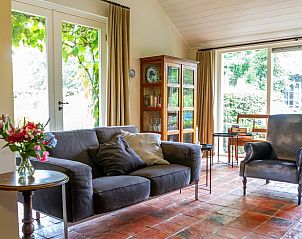 Comfortabele woonkamer in Huisje in Laren (GLD), vakantiehuis in de Achterhoek, Gelderland met uitzicht op de tuin.
