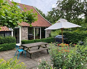 Terras bij Huisje in Laren (GLD), vakantiehuis in de Achterhoek, Gelderland met picknicktafel en parasol.