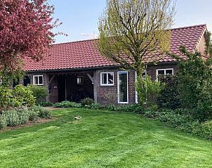 Ruime grasveld bij Vakantiehuisje in Groenlo, Achterhoek, Gelderland, perfect voor ontspanning.