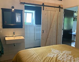 Moderne badkamer met schuifdeur in Vakantiehuisje in Groenlo, Achterhoek, Gelderland.