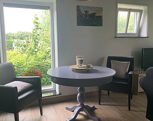 Knus eetgedeelte met uitzicht in Vakantiehuisje in Groenlo, Achterhoek, Gelderland.