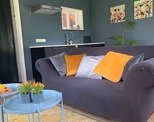 Comfortabele zitbank in de woonkamer van Vakantiehuisje in Groenlo, Achterhoek, Gelderland.