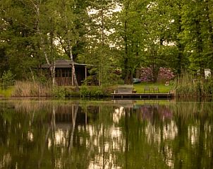 Rustiek uitzicht op het meer bij Vakantiehuis in Groenlo, gelegen in de groene Achterhoek, Gelderland.