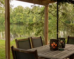 Terras met uitzicht op het water bij Vakantiehuis in Groenlo, ideaal voor ontspanning in de Achterhoek, Gelderland.