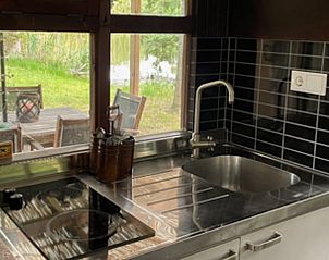 Moderne keuken in Vakantiehuis in Groenlo, met uitzicht op de groene omgeving van de Achterhoek, Gelderland.