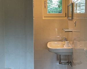 Stijlvolle badkamer in Vakantiehuis in Groenlo, met moderne voorzieningen in de Achterhoek, Gelderland.