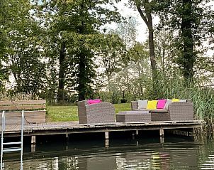 Zonnig terras met loungebanken bij Vakantiehuis in Groenlo, perfect voor ontspanning in de Achterhoek, Gelderland.
