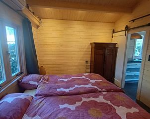 Ruime slaapkamer in Vakantiehuisje in Lochem met houten interieur in de Achterhoek.