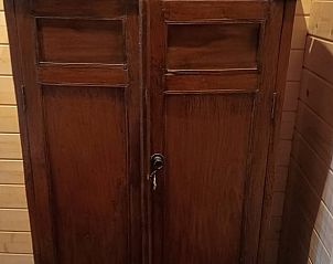 Antieke kast in Vakantiehuisje in Lochem, Achterhoek, voor een authentieke sfeer.