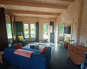 Lichte woonkamer in Vakantiehuisje in Lochem met natuurlijke lichtinval in Gelderland.