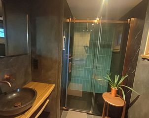 Stijlvolle badkamer in Vakantiehuisje in Lochem met moderne voorzieningen in Gelderland.