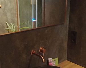 Elegant wastafelontwerp in de badkamer van Vakantiehuisje in Lochem, Achterhoek.