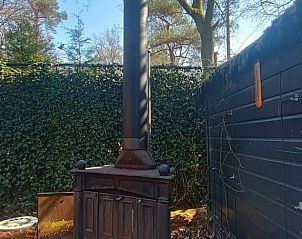 Traditionele houtkachel in de tuin van Vakantiehuisje in Lochem, Achterhoek.