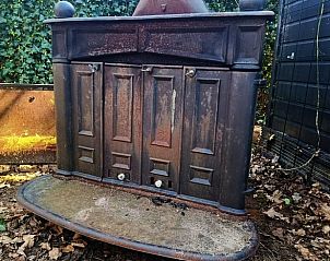 Authentieke buitenhaard bij Vakantiehuisje in Lochem, perfect voor buiten koken.