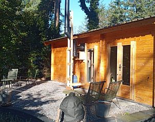 Zonnig terras bij Vakantiehuisje in Lochem, ideaal voor buitenontbijt in Gelderland.