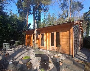 Toegangspoort naar Vakantiehuisje in Lochem, Achterhoek, omgeven door natuur.