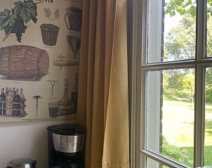 Gezellige binnenruimte van Vakantiehuisje in Lochem met uitzicht op de groene omgeving van de Achterhoek.