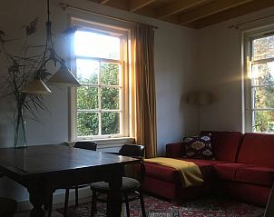 Lichte woonkamer in Vakantiehuisje in Lochem, perfect voor een ontspannen vakantie in de Achterhoek.