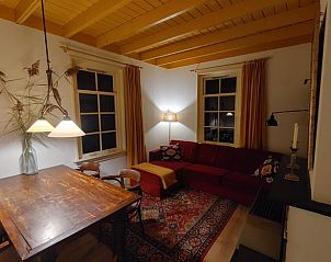 Gezellige avondverlichting in de woonkamer van Vakantiehuisje in Lochem, ideaal voor een knus verblijf.