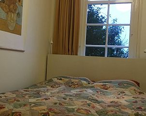 Comfortabele slaapkamer in Vakantiehuisje in Lochem, Achterhoek met uitzicht op de groene omgeving.