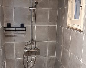 Moderne badkamer met douche in Vakantiehuisje in Lochem, ideaal voor een comfortabel verblijf.