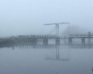 Mistige ochtend bij brug nabij Vakantiehuisje in Lochem, Achterhoek, voor een serene start van de dag.
