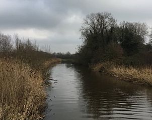 Rustige rivier in de buurt van Vakantiehuisje in Lochem, Achterhoek, perfect voor een ontspannen vakantie.