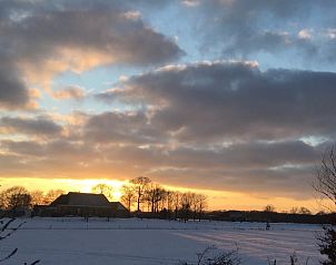 Winterse zonsondergang bij Vakantiehuisje in Lochem, Achterhoek, voor een magisch landschap.
