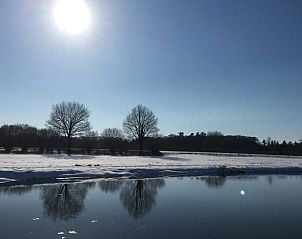 Bevroren rivierlandschap nabij Vakantiehuisje in Lochem, ideaal voor een winterse vakantie in Gelderland.