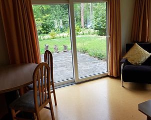 Gemtlicher Innenbereich des Huisje in Lochem, Ferienhaus in Achterhoek, Gelderland, mit Blick auf den grnen Garten und die Terrasse.