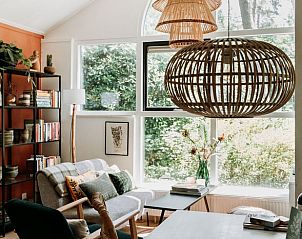 Stijlvolle woonkamer in vakantiehuis in Lochem, Achterhoek, met veel licht.