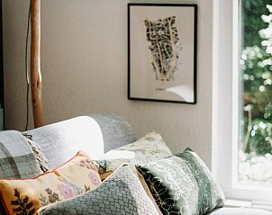 Comfortabele bank in vakantiehuis in Lochem, ideaal voor een ontspannen verblijf.