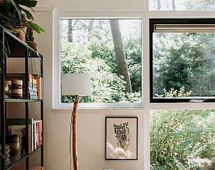 Natuurlijke lichtinval in vakantiehuis in Lochem, met uitzicht op de tuin.