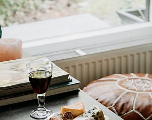 Genieten van wijn en kaas in vakantiehuis in Lochem, Achterhoek.