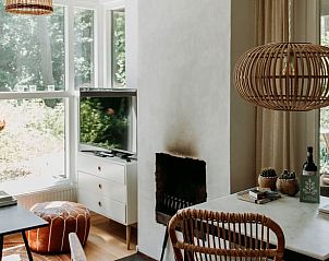 Eethoek in vakantiehuis in Lochem met gezellige inrichting en veel licht.