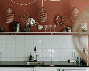 Moderne keuken in vakantiehuis in Lochem, Achterhoek, met stijlvolle details.