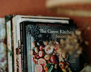 Inspirerende kookboeken in vakantiehuis in Lochem, ideaal voor kookliefhebbers.