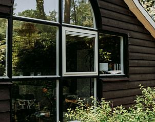 Grote ramen in vakantiehuis in Lochem bieden prachtig uitzicht op de natuur.