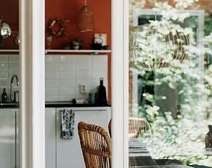 Keuken met uitzicht op de tuin in vakantiehuis in Lochem, Achterhoek.