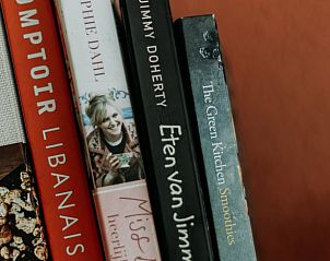 Diverse kookboeken in vakantiehuis in Lochem, ideaal voor culinaire inspiratie.