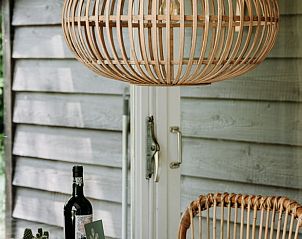 Buitenveranda van vakantiehuis in Lochem, ideaal voor ontspanning in de natuur.