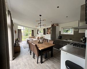 Stijlvolle eetkamer en keuken in Vakantiehuis L-Pavilion 6, Lochem, Achterhoek.