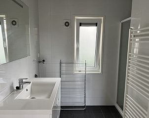 Frisse badkamer met moderne voorzieningen in Vakantiehuis L-Pavilion 6, Lochem, Gelderland.