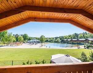 Uitzicht op recreatiemeer en speeltuin bij Vakantiehuis L-Pavilion 6, Lochem, Achterhoek.