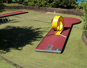 Minigolfbaan in groene omgeving bij Vakantiehuis L-Pavilion 6, Lochem, Achterhoek.